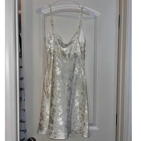 Elegant White Lace Nightgown - Picture 4 of 4